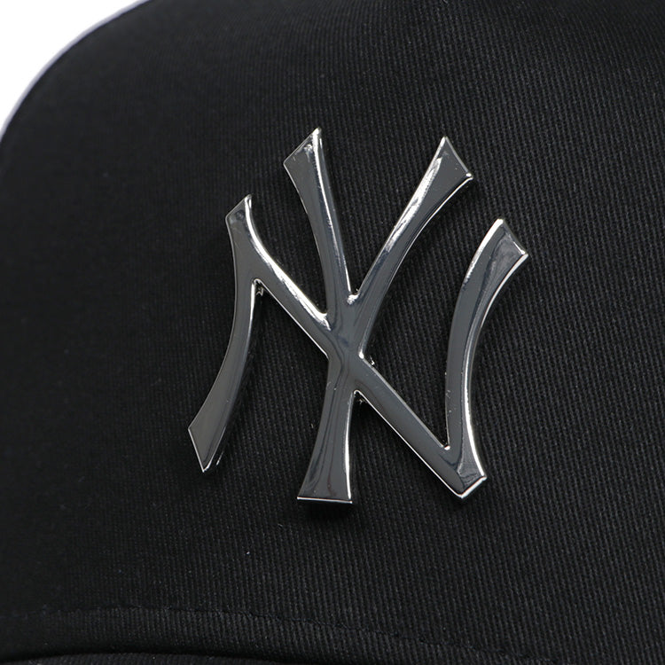 New York Yankees MLB Silver Metal Badge 9FORTY K-Frame Snapback