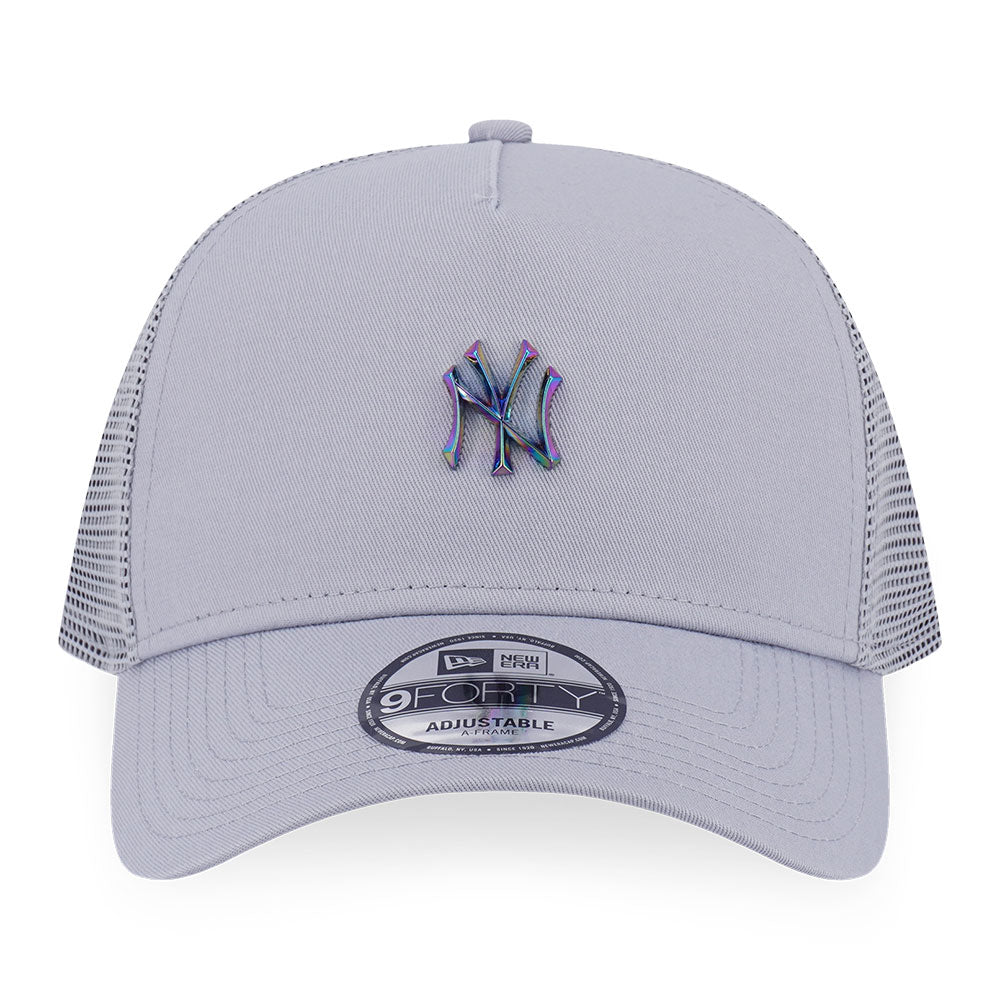 New Era New York Yankees Metal Badge FW25 Dolphin Grey 9FORTY A-Frame Trucker Snapback Cap