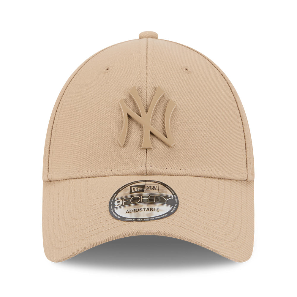 New Era New York Yankees Metal Badge SS26 Camel 9FORTY Adjustable Cap