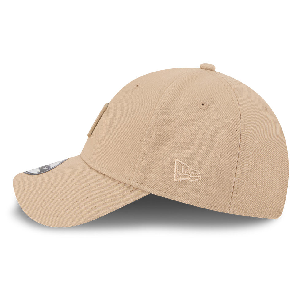 New Era New York Yankees Metal Badge SS26 Camel 9FORTY Adjustable Cap