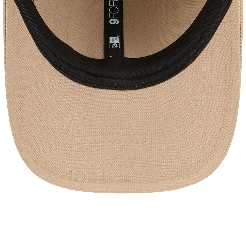 New Era New York Yankees Metal Badge SS26 Camel 9FORTY Adjustable Cap