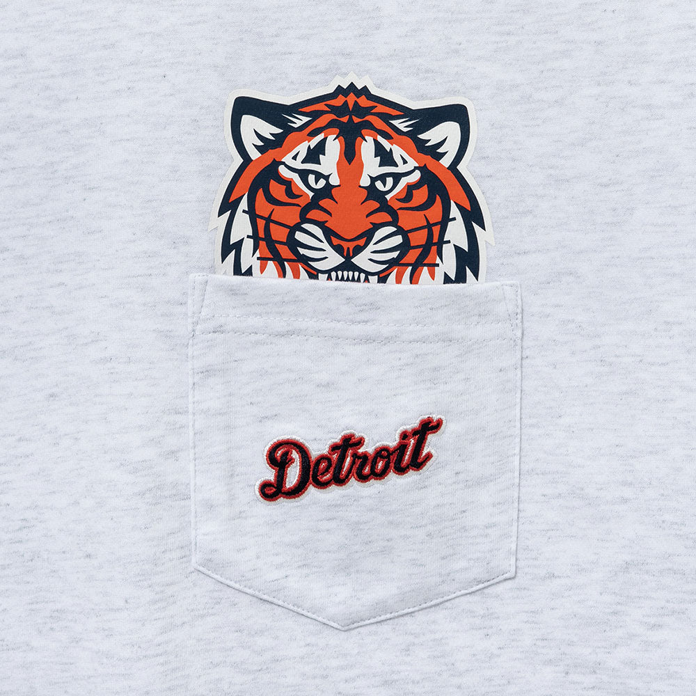 ■New Era■ MLB Detroit Tigers Felt Pocket T-Shirt Heather G New Era 2025 MLB Detroit Tigers Felt Pocket T-Shirt, Heather