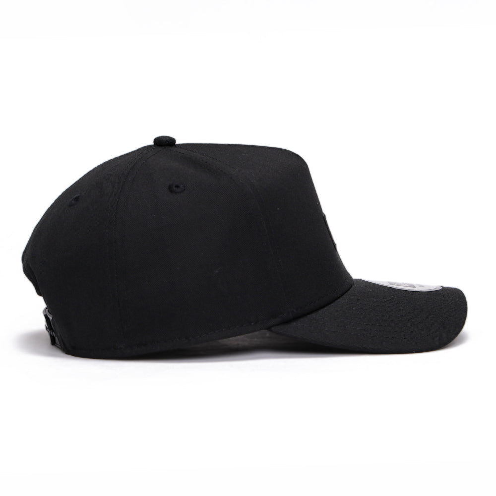 New Era Script Flag Metal Badge Black Gold 9FORTY A-Frame Snapback Cap