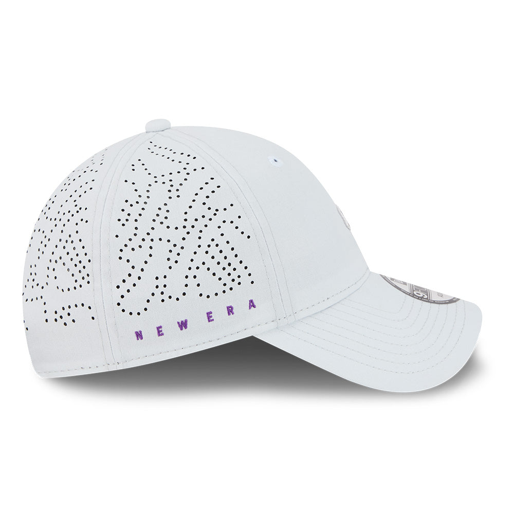 New Era Mini Mountain Logo SS26 Silver Snow 9FORTY Unstructured Adjustable Cap