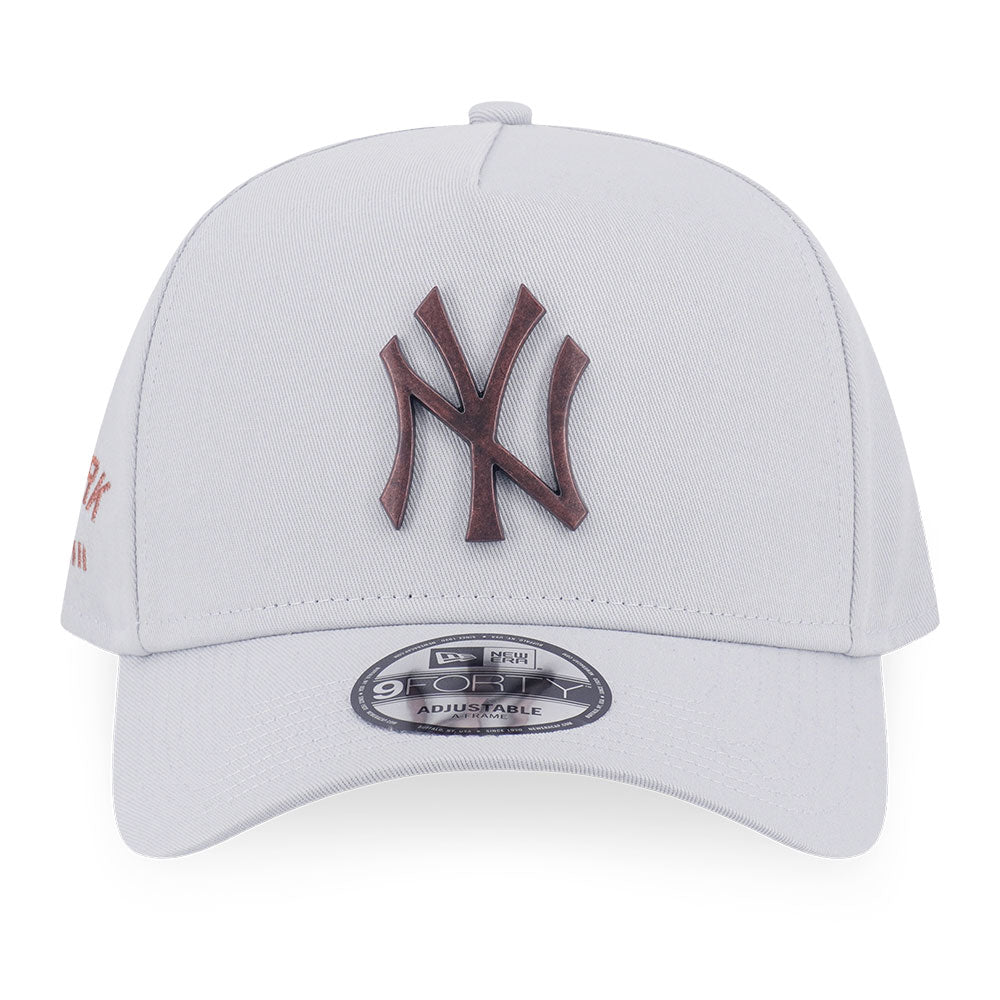 New Era New York Yankees Metal Badge Bronze Green Silver Snow 9FORTY A-Frame Adjustable Cap
