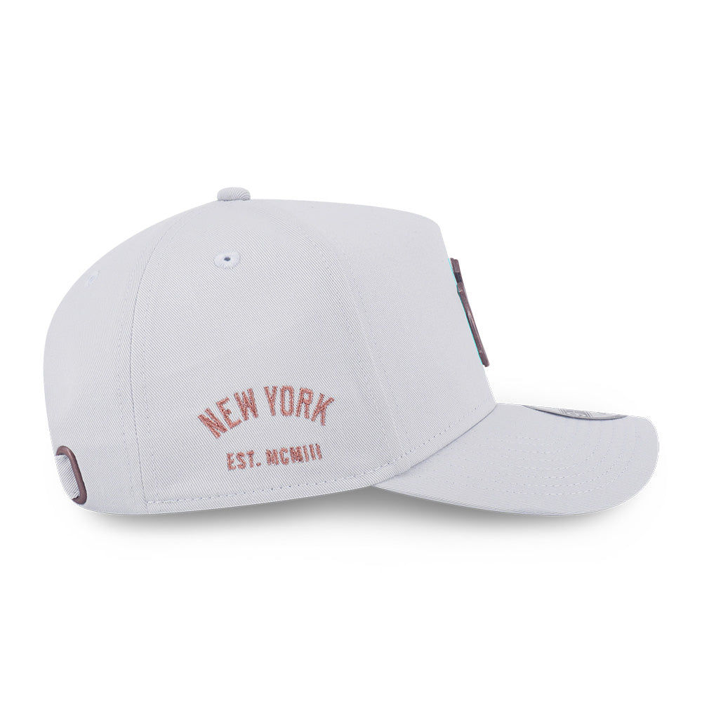 New Era New York Yankees Metal Badge Bronze Green Silver Snow 9FORTY A-Frame Adjustable Cap