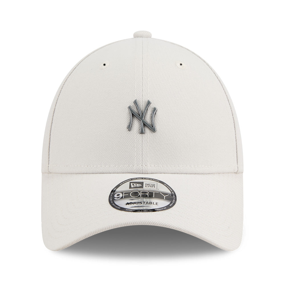 New Era New York Yankees Rough Mini Metal Badge SS26 Vintage Stone 9FORTY Adjustable Cap