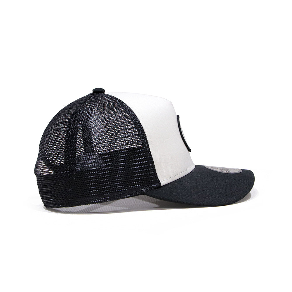 New Era Round Patch Chrome White Black Youth 9FORTY A-Frame Trucker Cap
