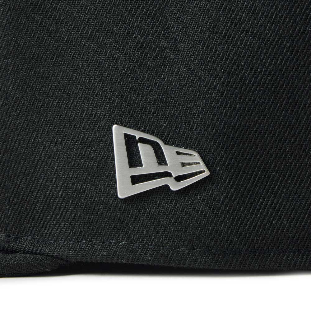 New Era Silver Wordmark Metal Flag Black 9FIFTY Snapback Cap