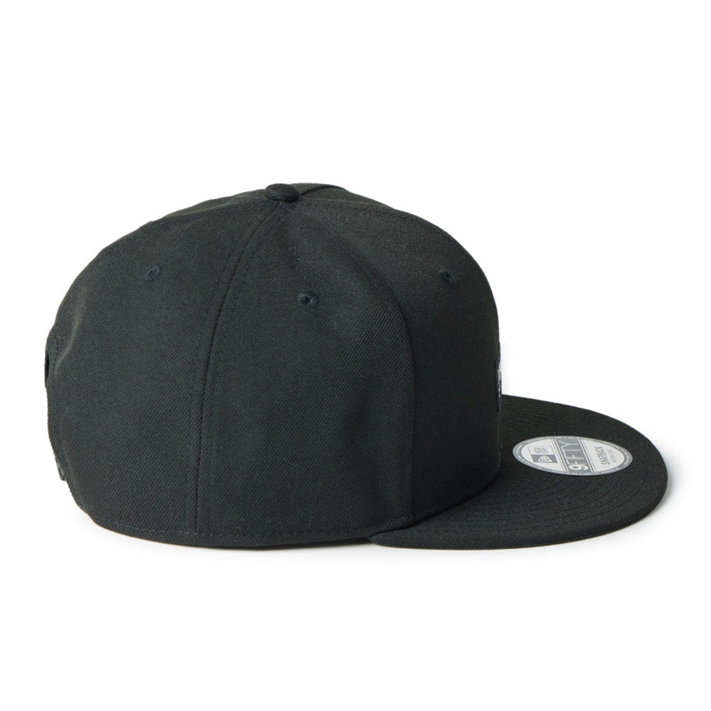 New Era Silver Wordmark Metal Flag Black 9FIFTY Snapback Cap