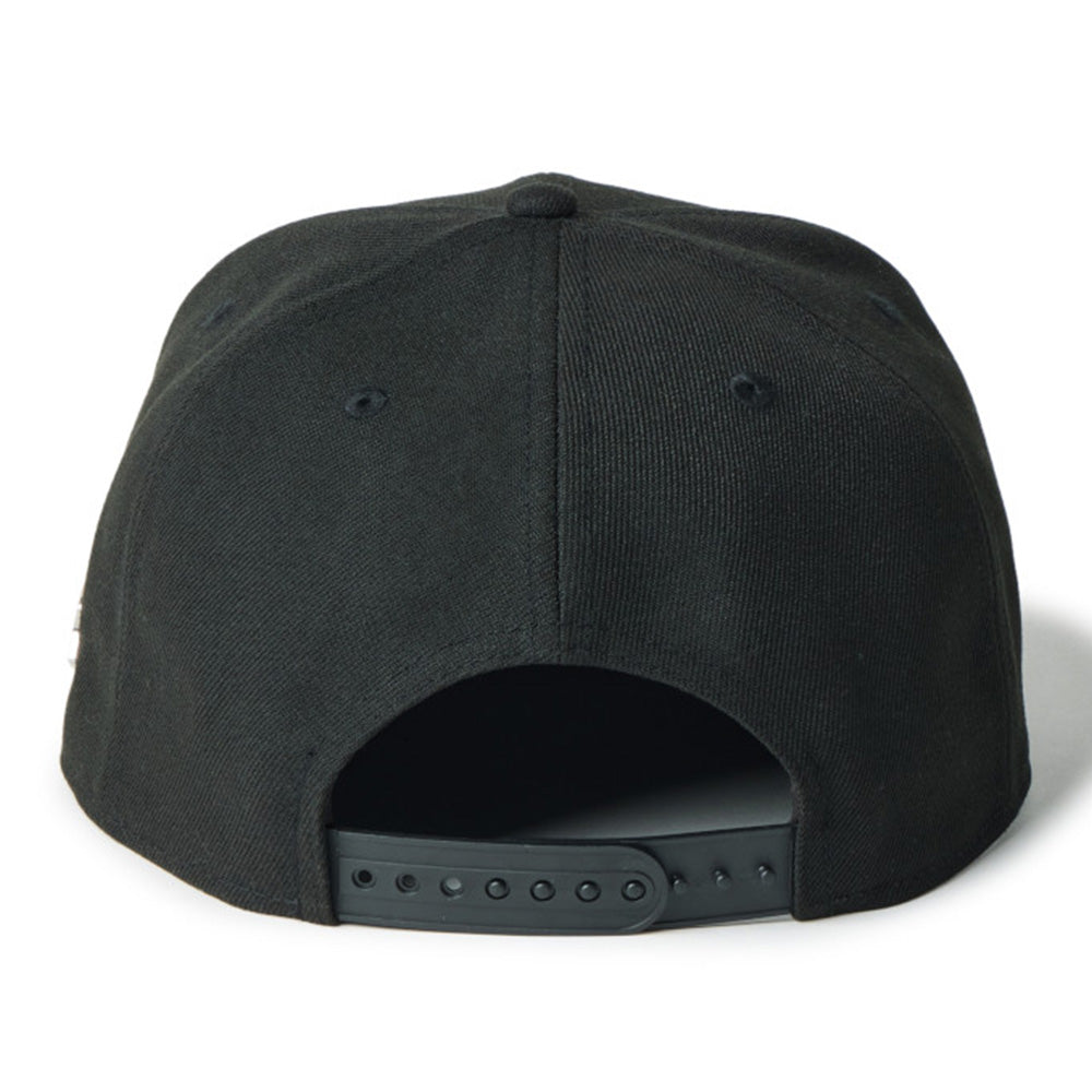 New Era Silver Wordmark Metal Flag Black 9FIFTY Snapback Cap