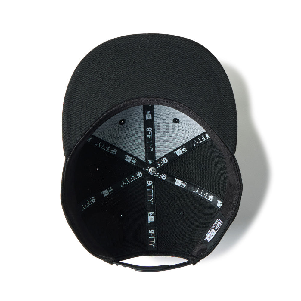 New Era Silver Wordmark Metal Flag Black 9FIFTY Snapback Cap