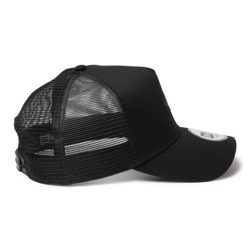 New Era Black Wordmark Metal Flag Black 9FORTY A-Frame Trucker Snapback Cap