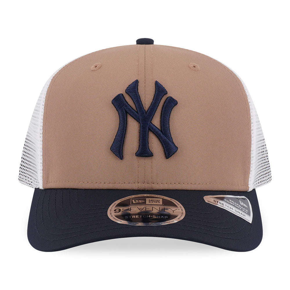 New Era New York Yankees FW26 Two Tone Khaki Navy 9SEVENTY Stretch Snapback Trucker Cap