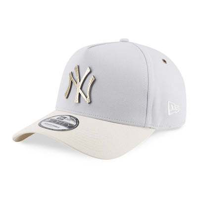 New Era New York Yankees Hammered Metal Badge FW26 Silver Snow Chrome White 9FORTY Adjustable Cap