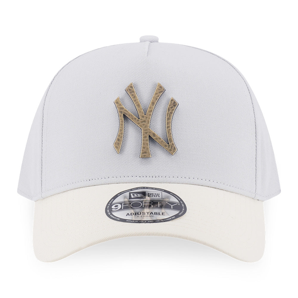 New Era New York Yankees Hammered Metal Badge FW26 Silver Snow Chrome White 9FORTY Adjustable Cap
