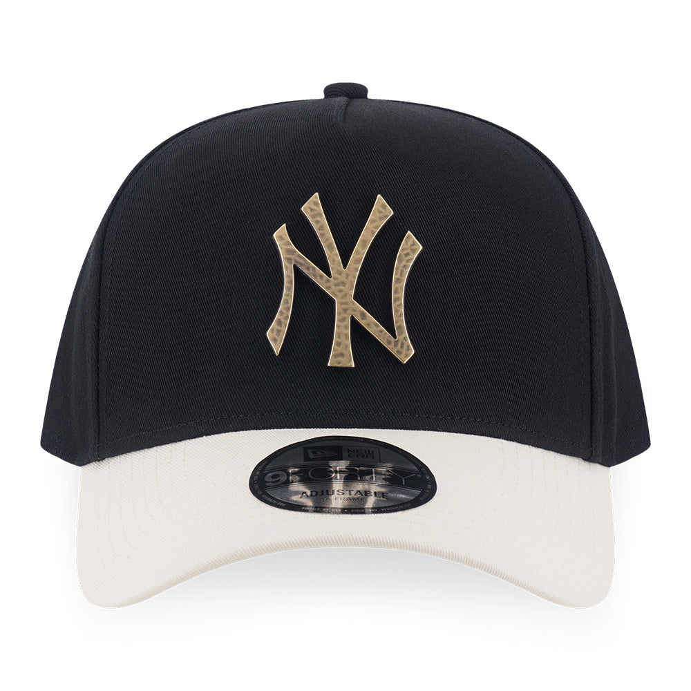 New Era New York Yankees Hammered Metal Badge FW26 Black Chrome White 9FORTY Adjustable Cap