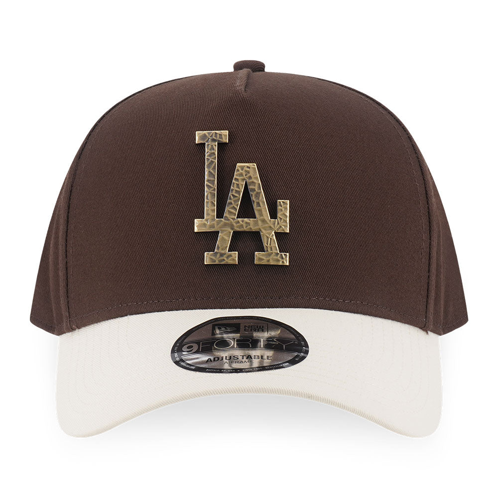 New Era Los Angeles Dodgers Hammered Metal Badge FW26 Walnut Chrome White 9FORTY Adjustable Cap