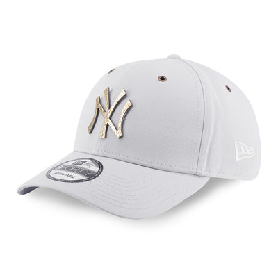 New Era New York Yankees Hammered Metal Badge FW26 Silver Snow 9FORTY Adjustable Cap