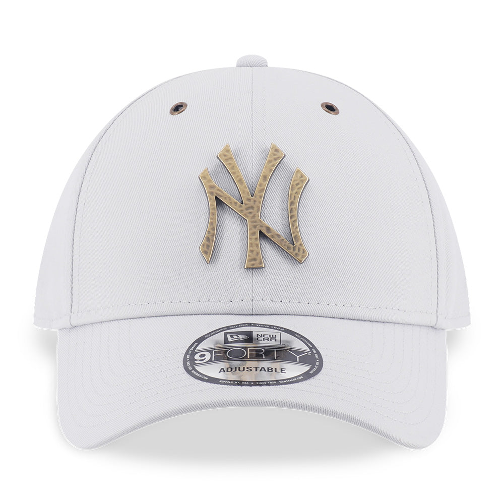 New Era New York Yankees Hammered Metal Badge FW26 Silver Snow 9FORTY Adjustable Cap