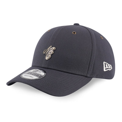 New Era NE Script Hammered Metal Badge FW26 Graphite 9FORTY Adjustable Cap