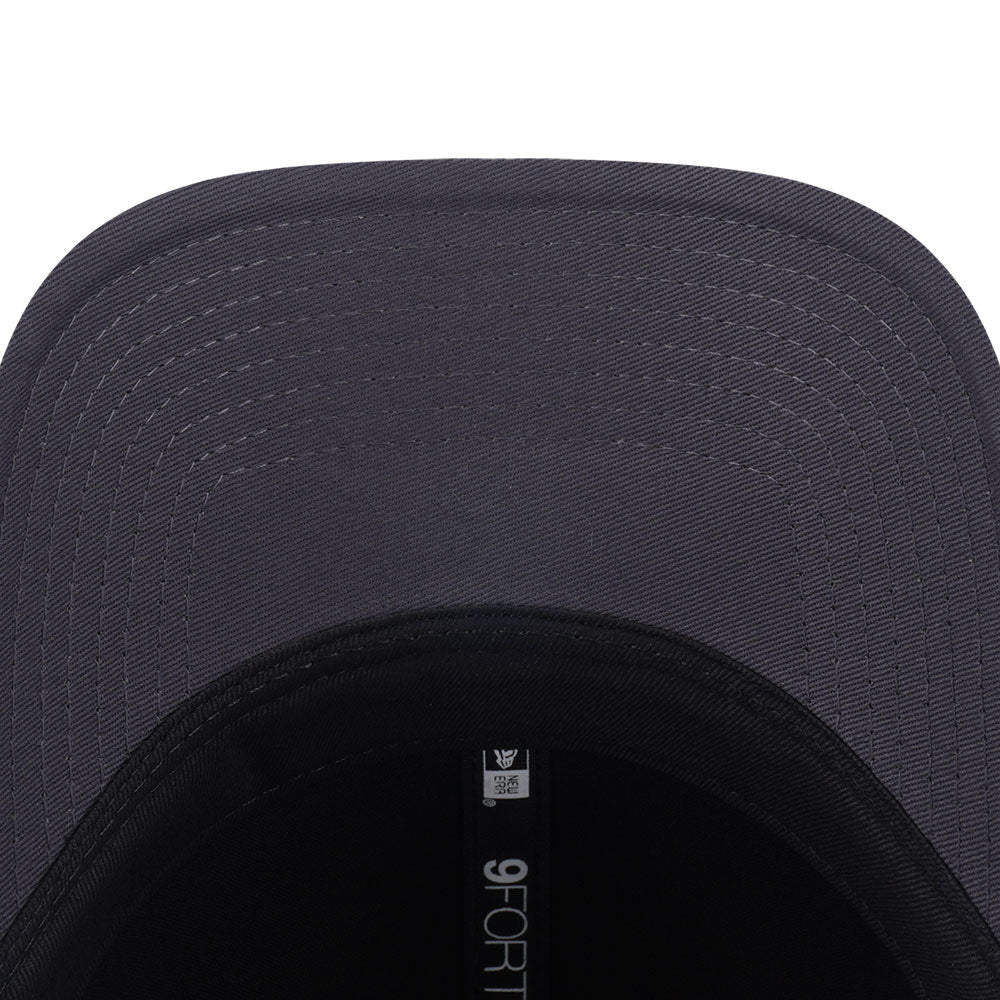 New Era NE Script Hammered Metal Badge FW26 Graphite 9FORTY Adjustable Cap