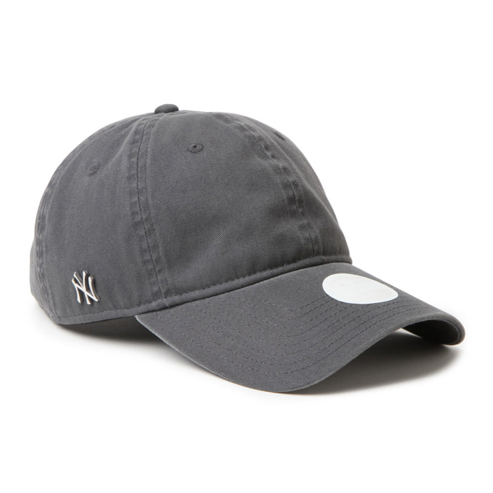 New Era New York Yankees Metal Logo Dark Grey Women 9TWENTY Adjustable Cap
