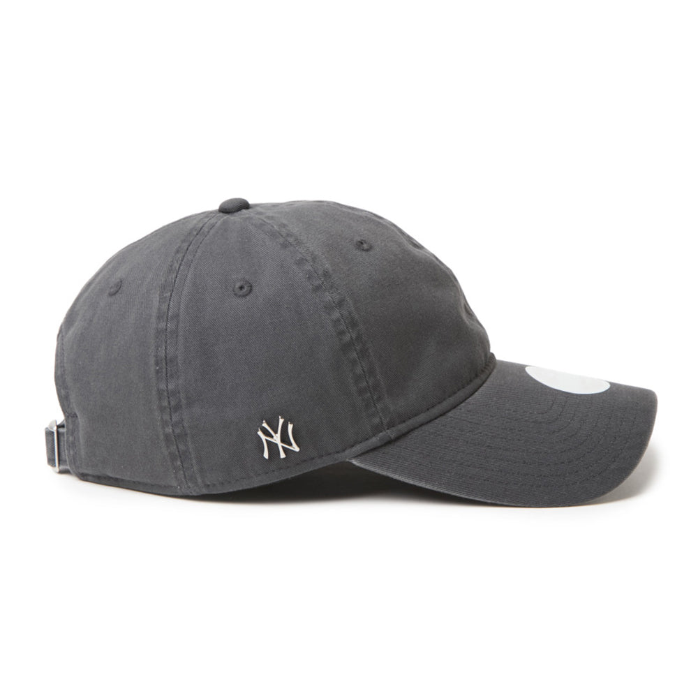 New Era New York Yankees Metal Logo Dark Grey Women 9TWENTY Adjustable Cap
