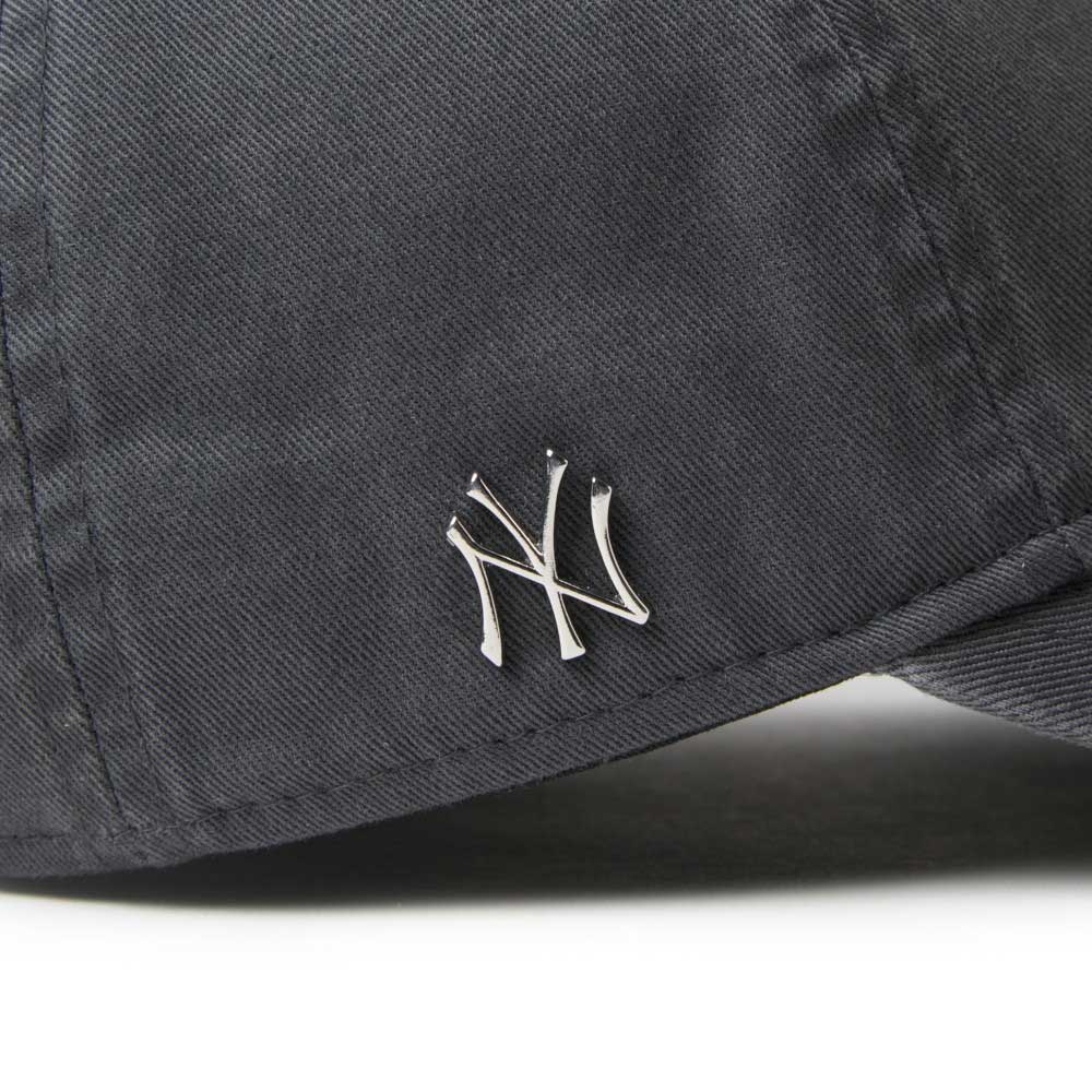 New Era New York Yankees Metal Logo Dark Grey Women 9TWENTY Adjustable Cap