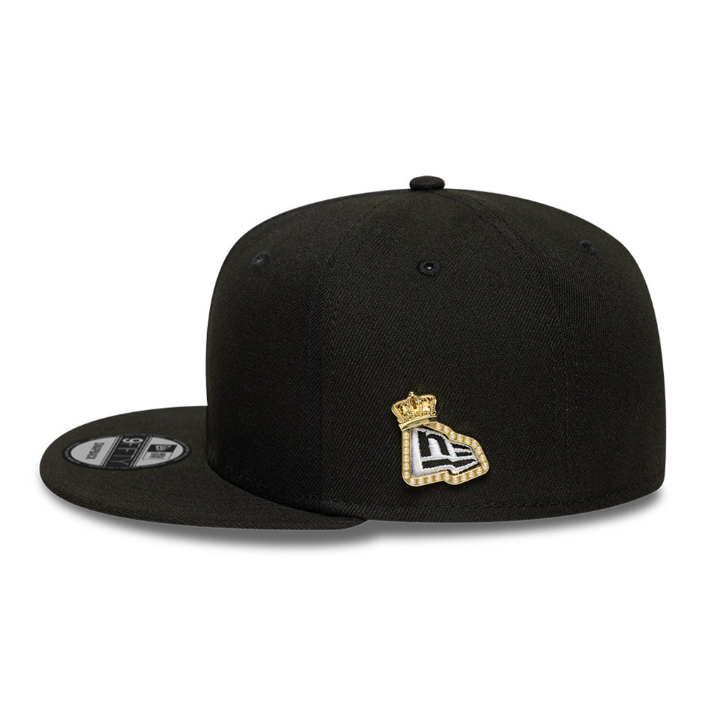 New Era Crown NE Flag 2025 59FIFTY Day Gold Pin Accessory